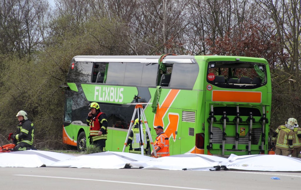 德國萊比錫長途巴士車禍，至少5人死亡。路透社