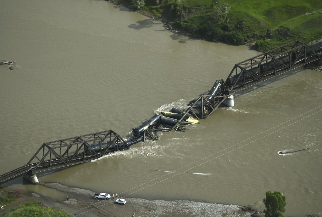一座横跨黄石河的铁轨桥桥梁断裂倒塌。美联社