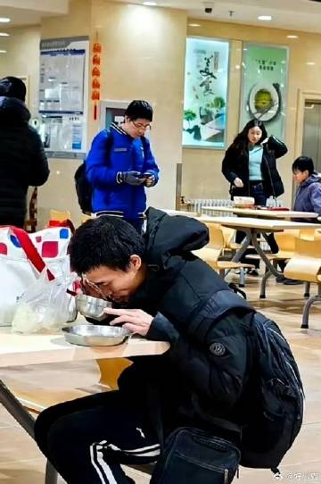 韋東奕在校園內被跟拍。 微博 韋東奕在校園內被跟拍。 微博