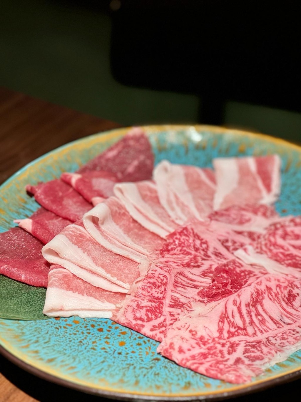 牛肉及豚肉拼盤，包含安格斯肉眼、西班牙豚肉、美國牛側腹，圖為日本A4和牛、日本黑豚、美國牛側腹，需加$99升級。