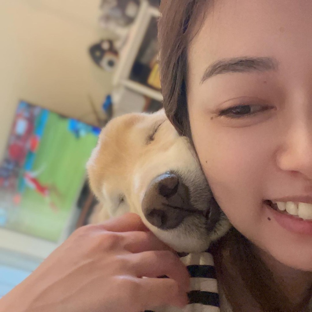 潘杰寧不時晒與狗狗合照。