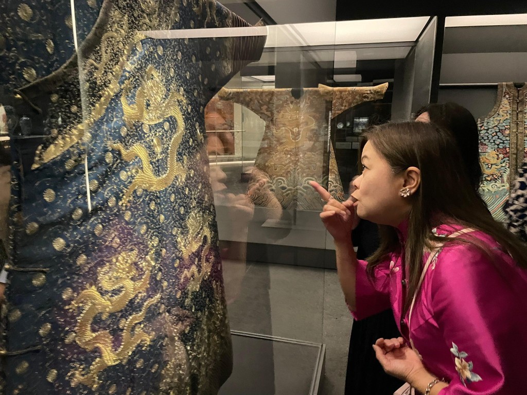 羅淑佩參觀香港藝術館「鑑古識今──敏求精舍六十五周年」專題展覽。羅淑佩FB圖片 羅淑佩參觀香港藝術館「鑑古識今──敏求精舍六十五周年」專題展覽。羅淑佩FB圖片