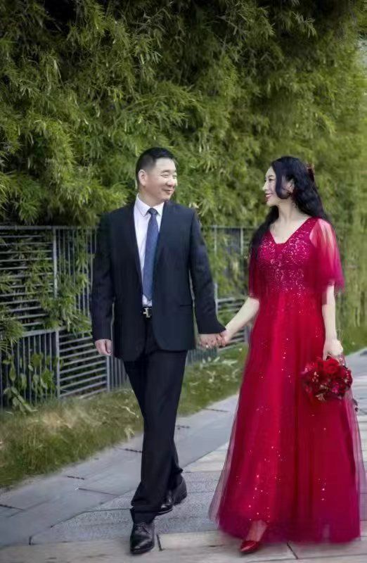 网上流传疑似张晓中与涉事女子的婚宴照片。