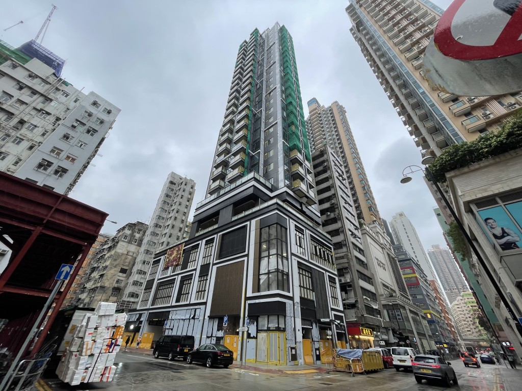 旺角映居，昨日亦抢先开价，首批推出50伙。