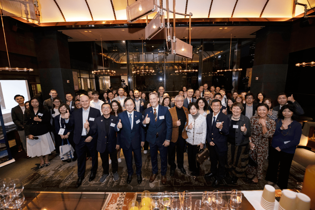 (前排左三)中大校長盧煜明教授、(前排左四)美國加州大學海外教育計劃副教務長兼執行總監Dan White博士、(前排左五)中大校友陳特典先生與一眾嘉賓、校友和學生合照。 (前排左三)中大校長盧煜明教授、(前排左四)美國加州大學海外教育計劃副教務長兼執行總監Dan White博士、(前排左五)中大校友陳特典先生與一眾嘉賓、校友和學生合照。