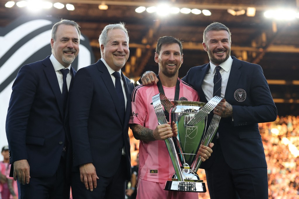 國際邁亞密3位班主,與美斯一起捧盃,右為前英格蘭名將碧咸。法新社 國際邁亞密3位班主,與美斯一起捧盃,右為前英格蘭名將碧咸。法新社