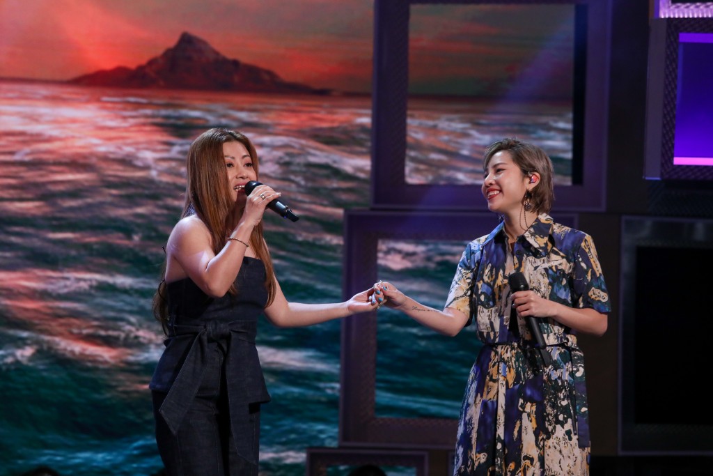 陈俞霏（右）与李佳合唱《姊妹》。
