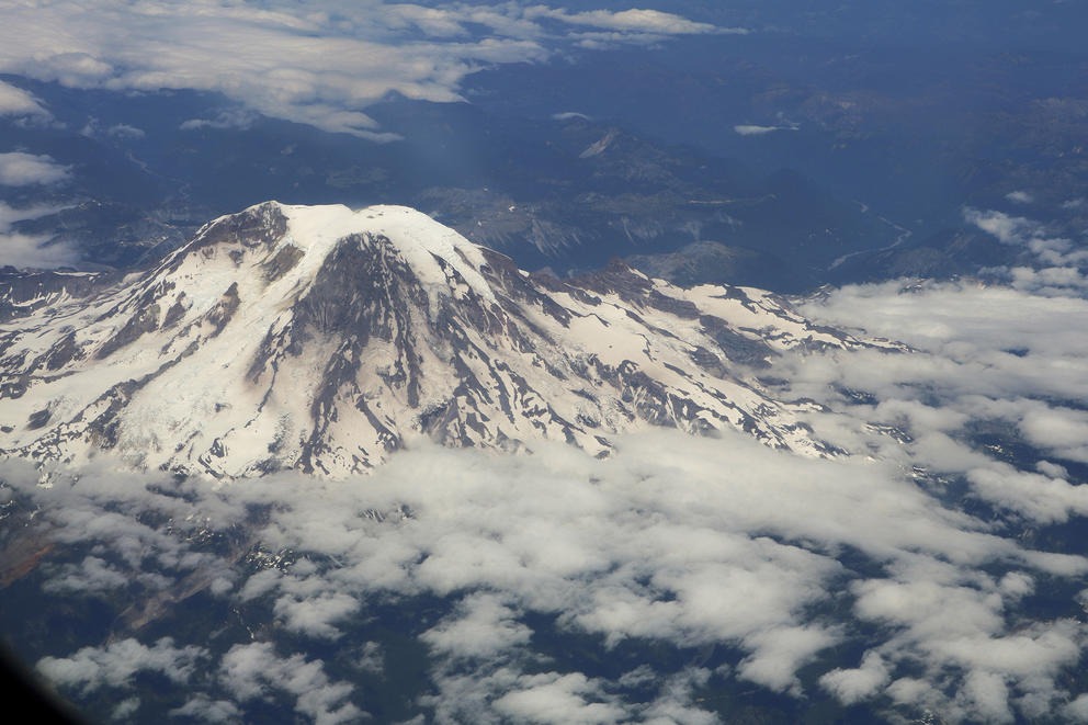 雷尼爾山被視為危險度高的活火山。美聯社 雷尼爾山被視為危險度高的活火山。美聯社