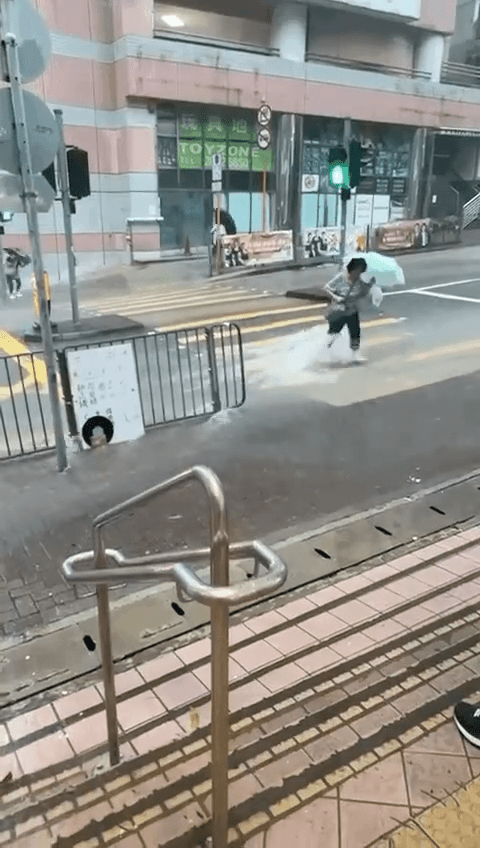 筲箕灣馬路亦出現大水浸