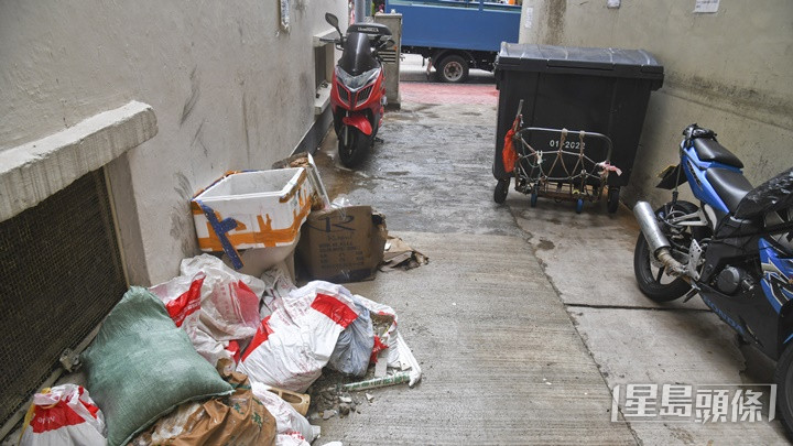 政府建议将乱抛垃圾定额罚款由1,500元提高到3,000元。资料图片