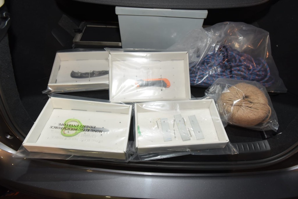 警方在屋內發現一把剪刀、一把約6吋長摺刀，刀鋒約兩吋，一綑較幼的麻繩，及一綑較粗的行山繩。