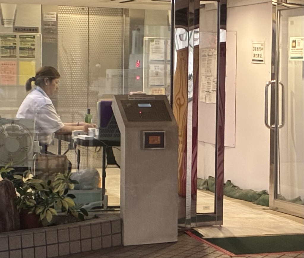 荃威花園現由國民警衞負責屋苑的保安工作。何君健攝 荃威花園現由國民警衞負責屋苑的保安工作。何君健攝