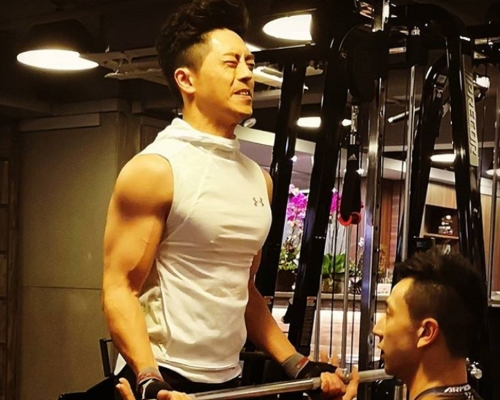 森美做Gym谷到飛釘，非常認真。