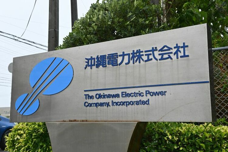 沖繩電力公司正派員搶修。網上圖片