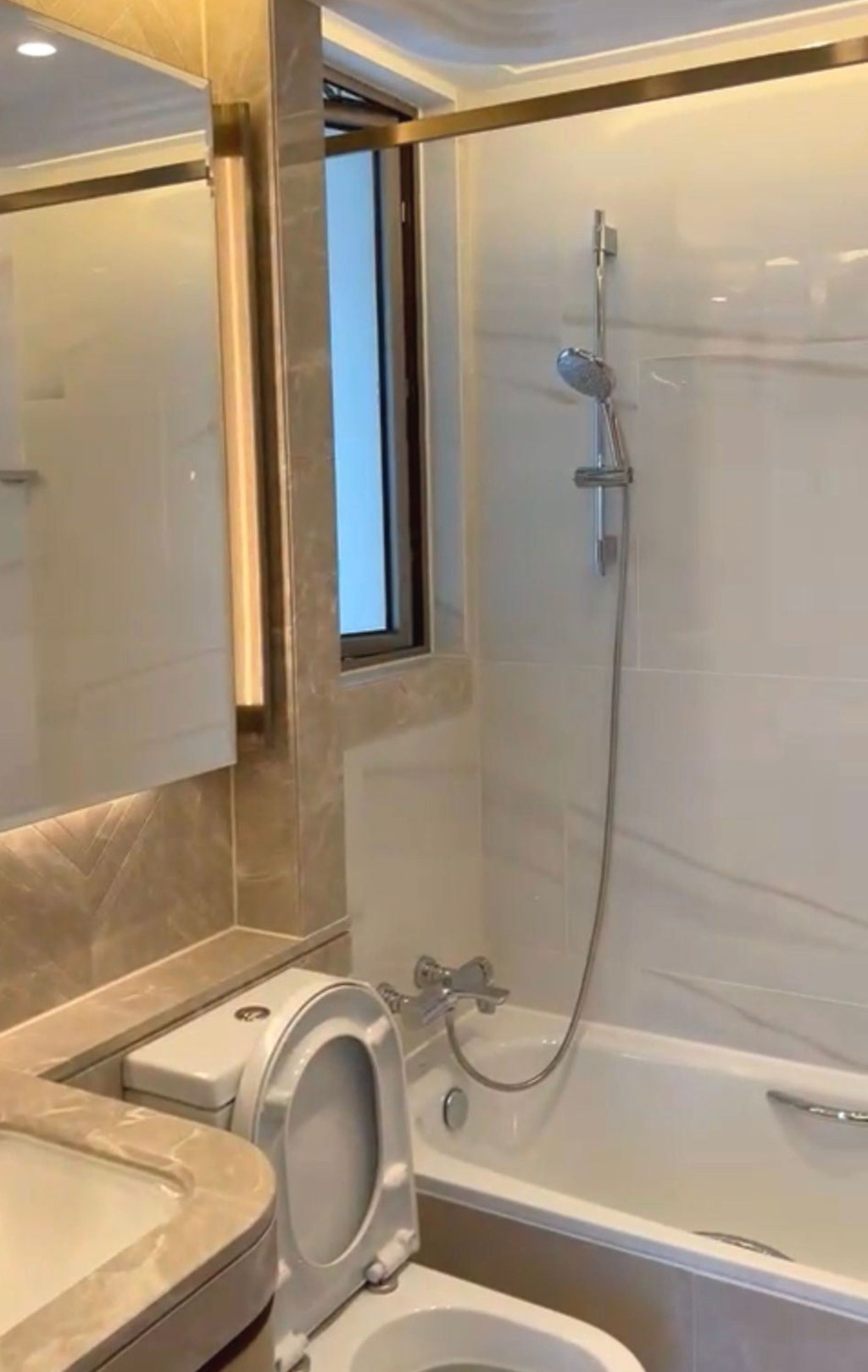 浴室潔具齊全，亦設小窗排走濕氣。
