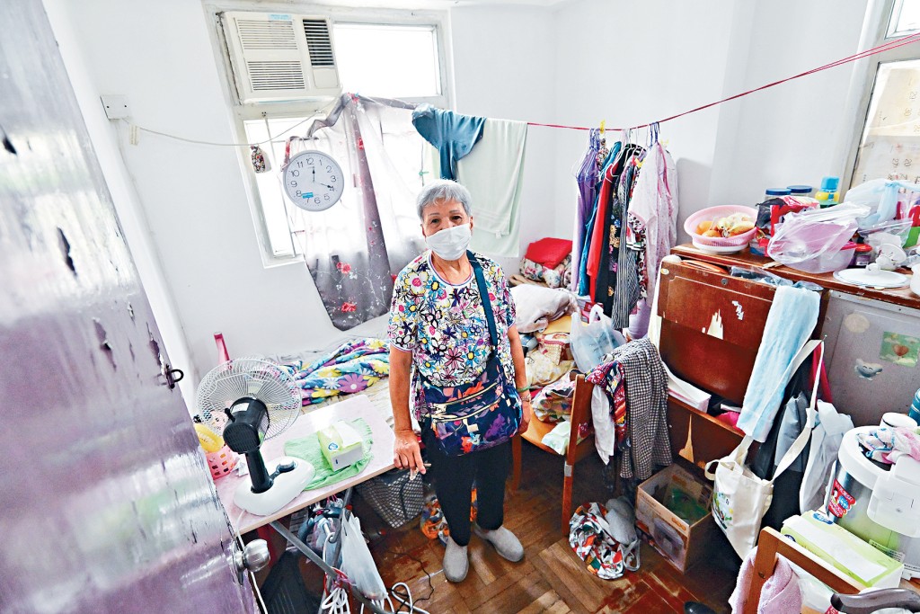 76岁的云婆婆今年才开始排公屋，现时所住㓥房衞生欠佳充满异味，但上楼遥遥无期。