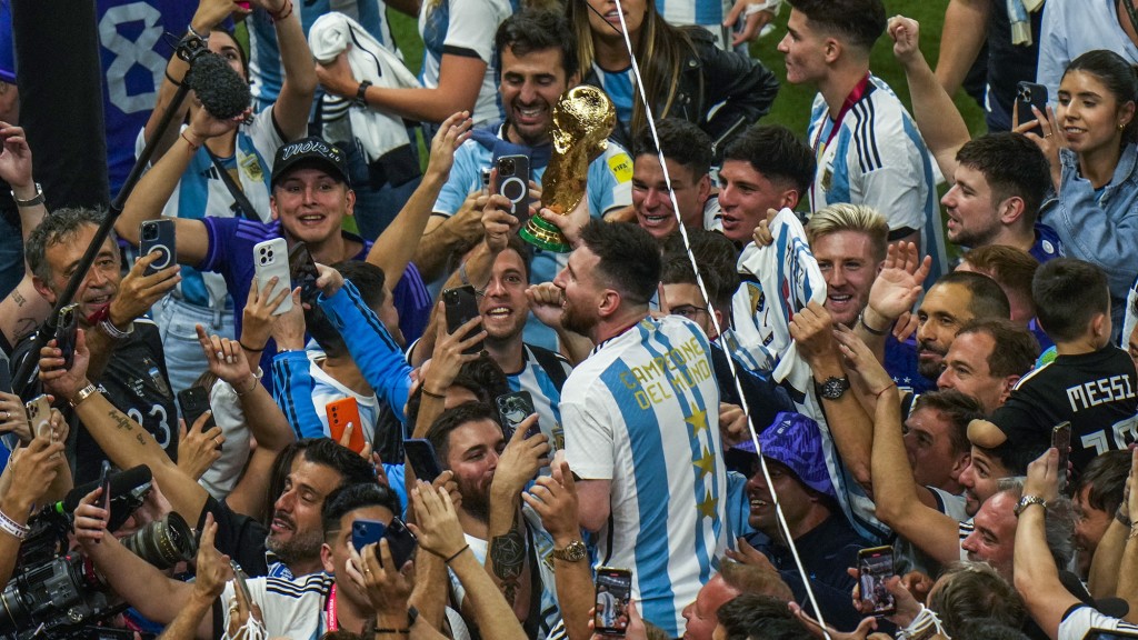 美斯穿了一件印有三顆星的阿根廷球衣。REUTERS