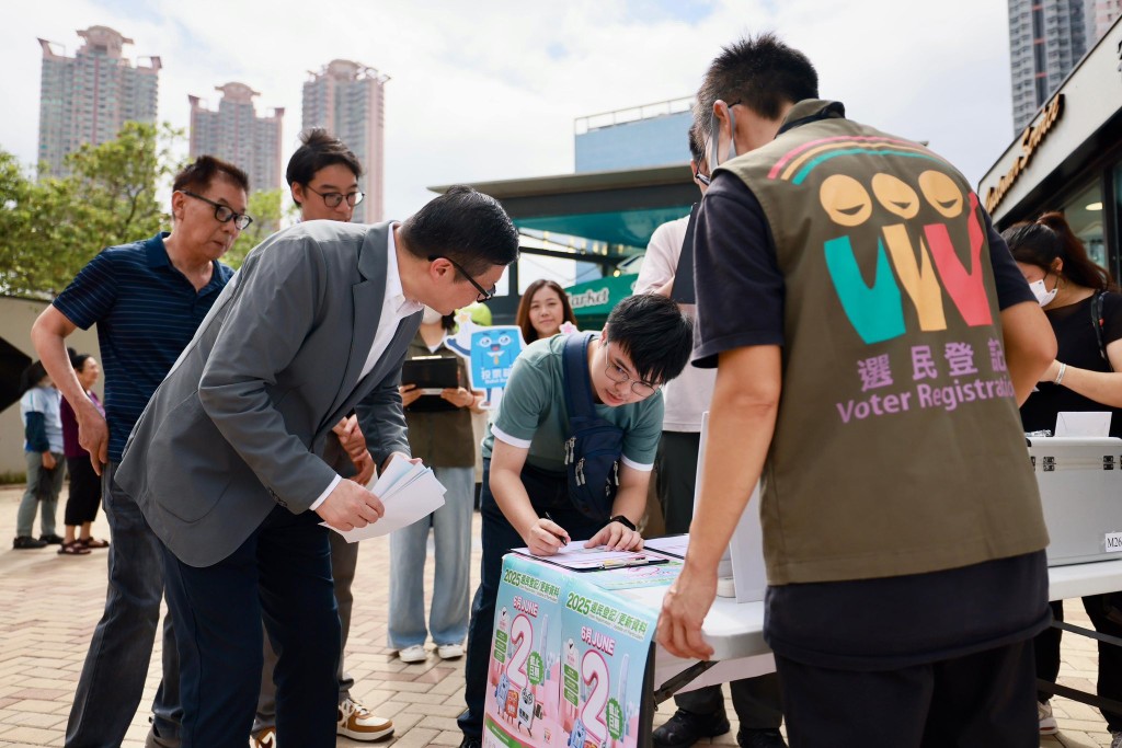 尚有兩日選民登記便截止,鄧炳強呼籲街坊最後衝刺登記做選民。 尚有兩日選民登記便截止,鄧炳強呼籲街坊最後衝刺登記做選民。