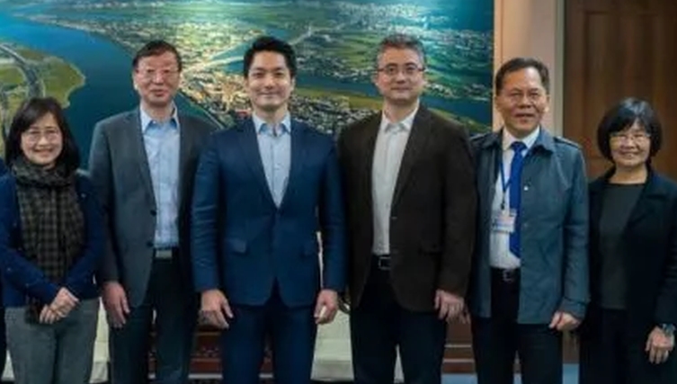 上海台辦副主任李驍東(右3)和蔣萬安(右4)會面。