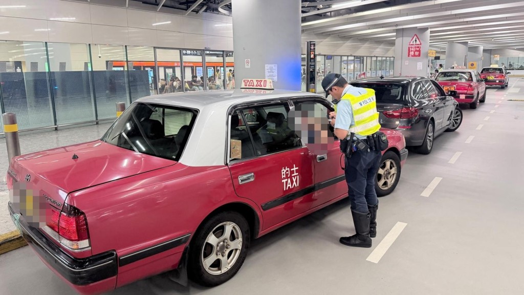 警西九龍打擊的士違例 4司機涉拒載、冚旗載客等被票控。警方提供