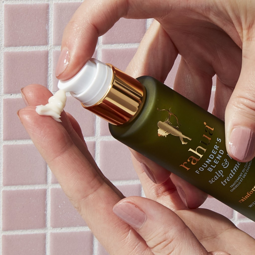 亚马逊Rahua果油及来自厄瓜多尔森林的圣檀木油/$340，糅合汉麻籽油，是干燥头皮的救星。高效的植物性纯净配方，有效平衡头皮的微生物群生态，同时加强发根健康，保持头皮滋润以到纾缓效果。先涂抹至头皮及头发，按摩至吸收，可待十五分钟或于翌晨清洗。 （Joyce Beauty）