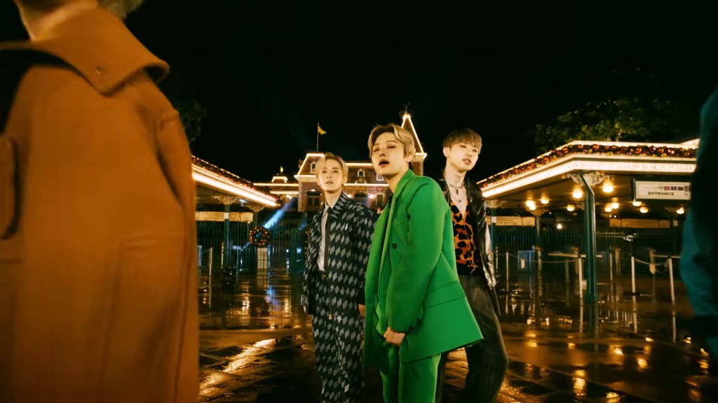 XODIAC成為首隊K-POP偶像組合在香港迪士尼樂園內拍攝MV。