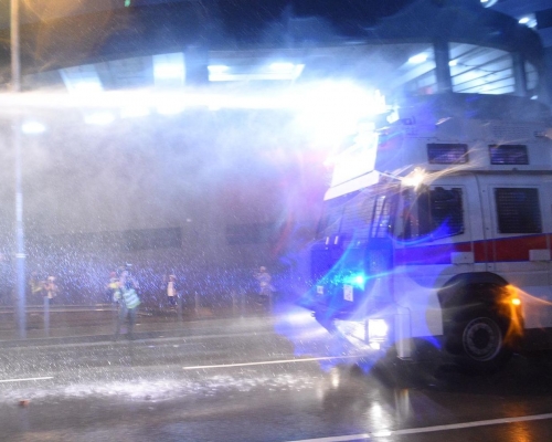 警方水炮車楊屋道發射水柱驅散人群。