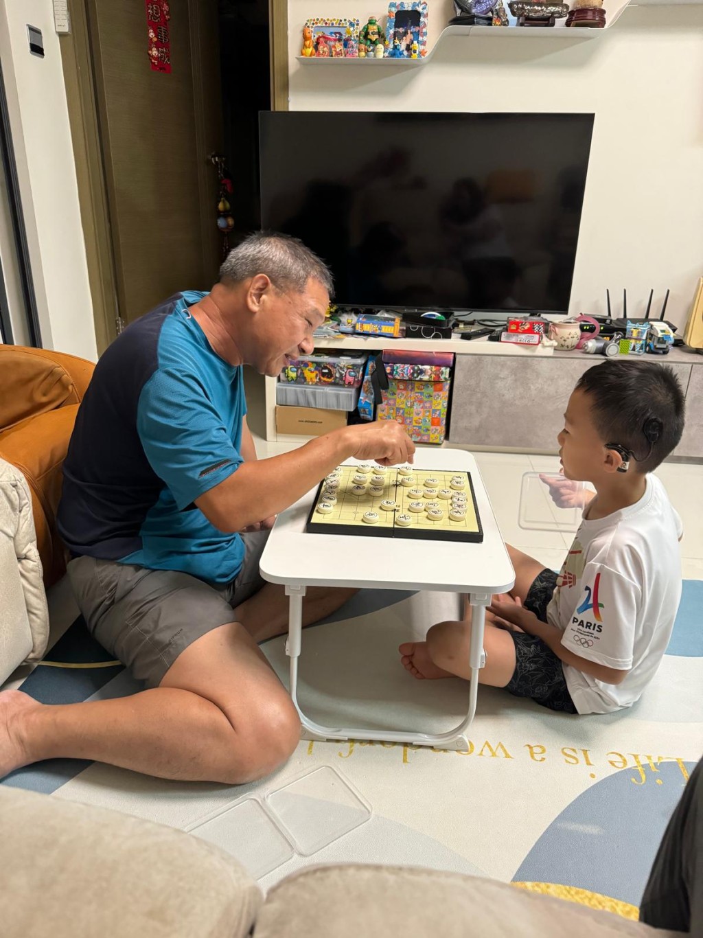 下棋及玩桌游更是他们茶余饭后最爱的亲子是时光。 下棋及玩桌游更是他们茶余饭后最爱的亲子是时光。