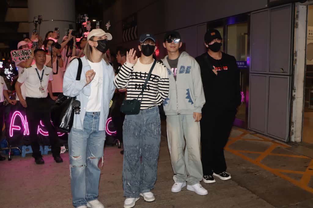 泰國音樂活動上,MIRROR「士多啤梨」小組4位成員獲得「JOOX Most Popula Group of the Year」獎項。 泰國音樂活動上,MIRROR「士多啤梨」小組4位成員獲得「JOOX Most Popula Group of the Year」獎項。