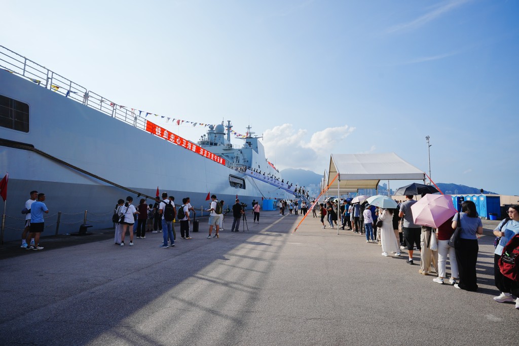 巿民排隊登艦。