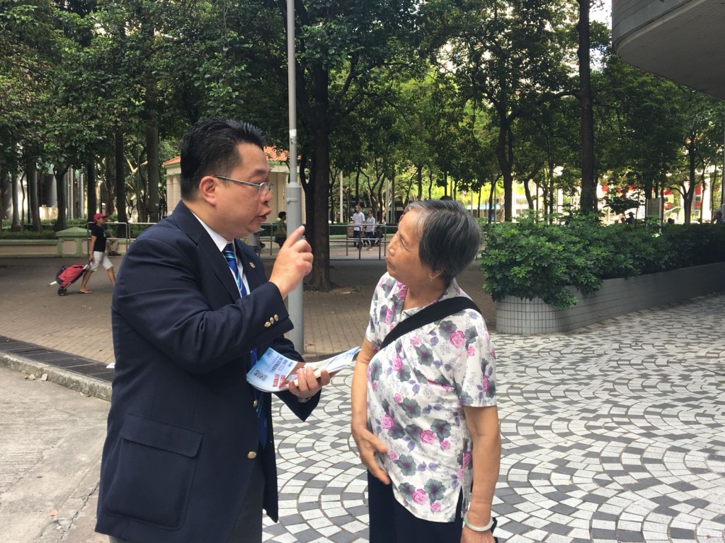 總督察劉家銘指宣傳車 ,會借朋輩方式將防罪訊息宣傳給更多長者。