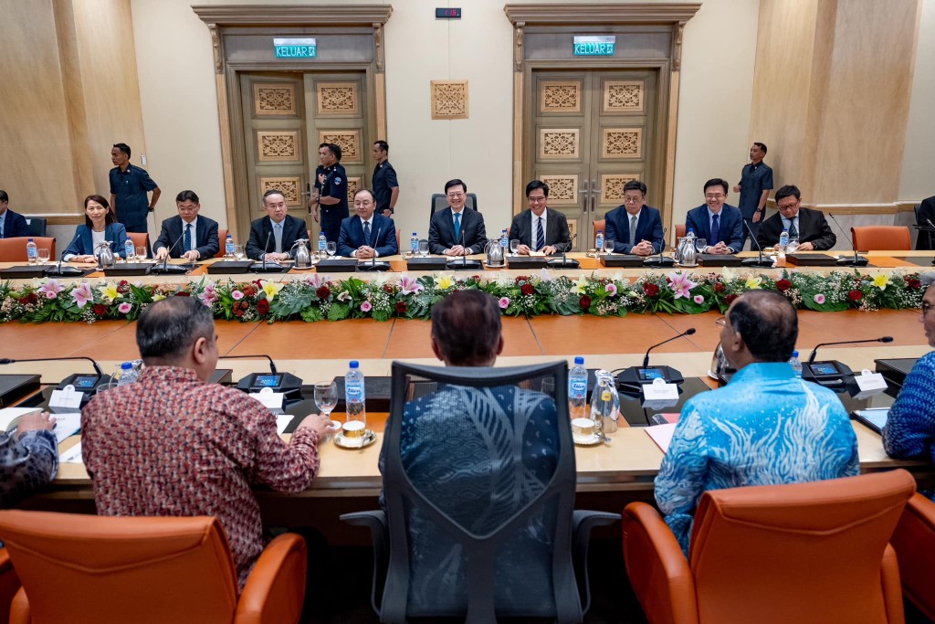 馬來西亞首相安華在社交媒體發文表示，與李家超在會議中討論了貿易、投資、金融、過境鐵路系統、教育和旅遊合作等感興趣的問題。安華FB