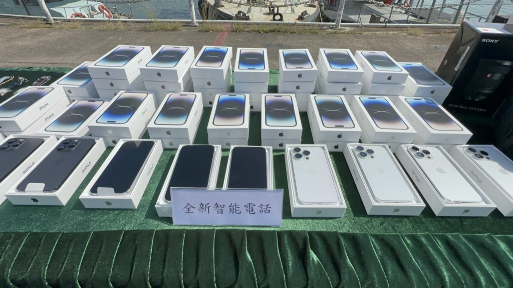 海关检获最新型号的全新智能手机。（刘汉权摄）