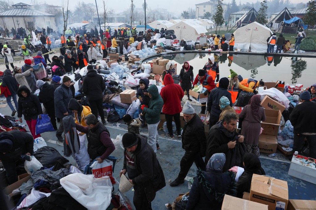 灾区居民领取救援物资。路透社图片