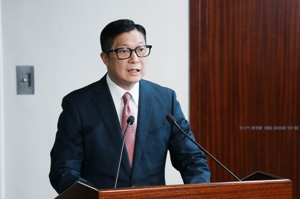 保安局局长邓炳强表示,警方正式以涉嫌“疏忽照顾儿童罪”拘捕宣称父母二人。 保安局局长邓炳强表示,警方正式以涉嫌“疏忽照顾儿童罪”拘捕宣称父母二人。