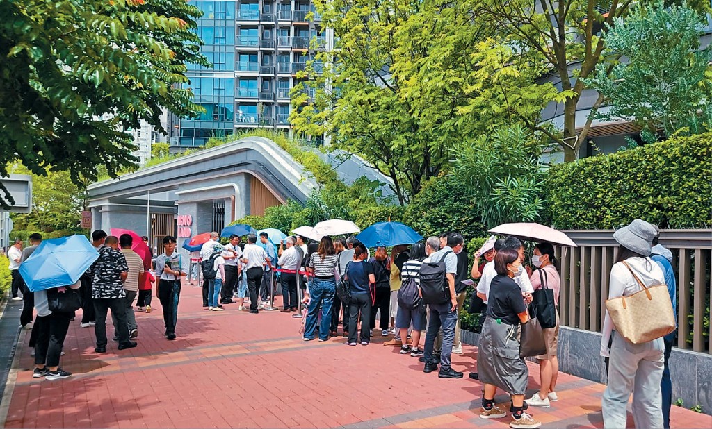 屯門NOVO LAND 3A期首日即收逾1000票，超額認購達8倍，示範單位外現參觀人龍。