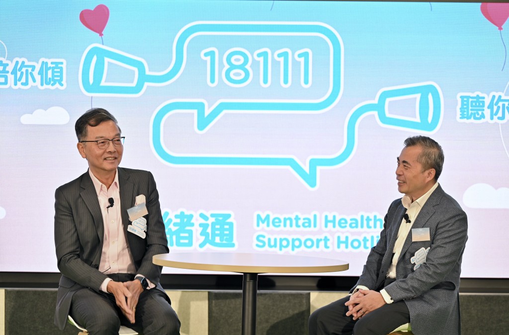 精神健康諮詢委員會主席林正財（左）與前任主席黃仁龍（右）。鍾健華攝