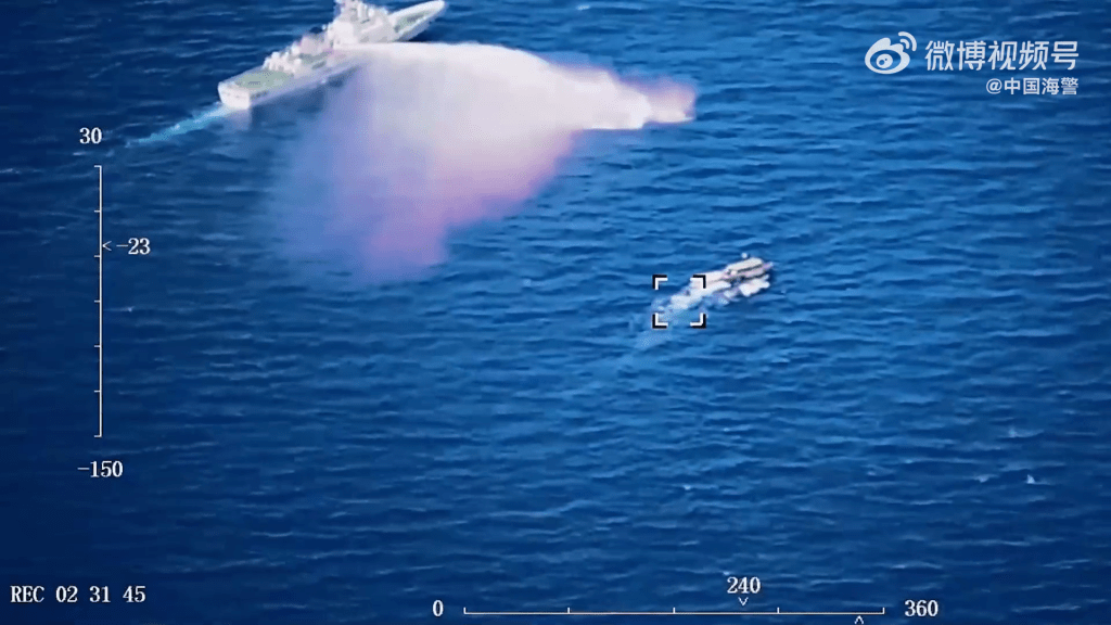 中国海警公开水炮驱赶影片。