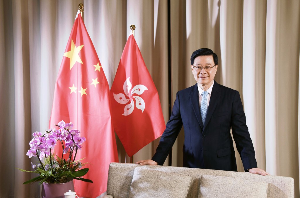 李家超上周接受《星島》專訪時表示,目前談連任「言之尚早」,先全神貫注做好工作。 李家超上周接受《星島》專訪時表示,目前談連任「言之尚早」,先全神貫注做好工作。
