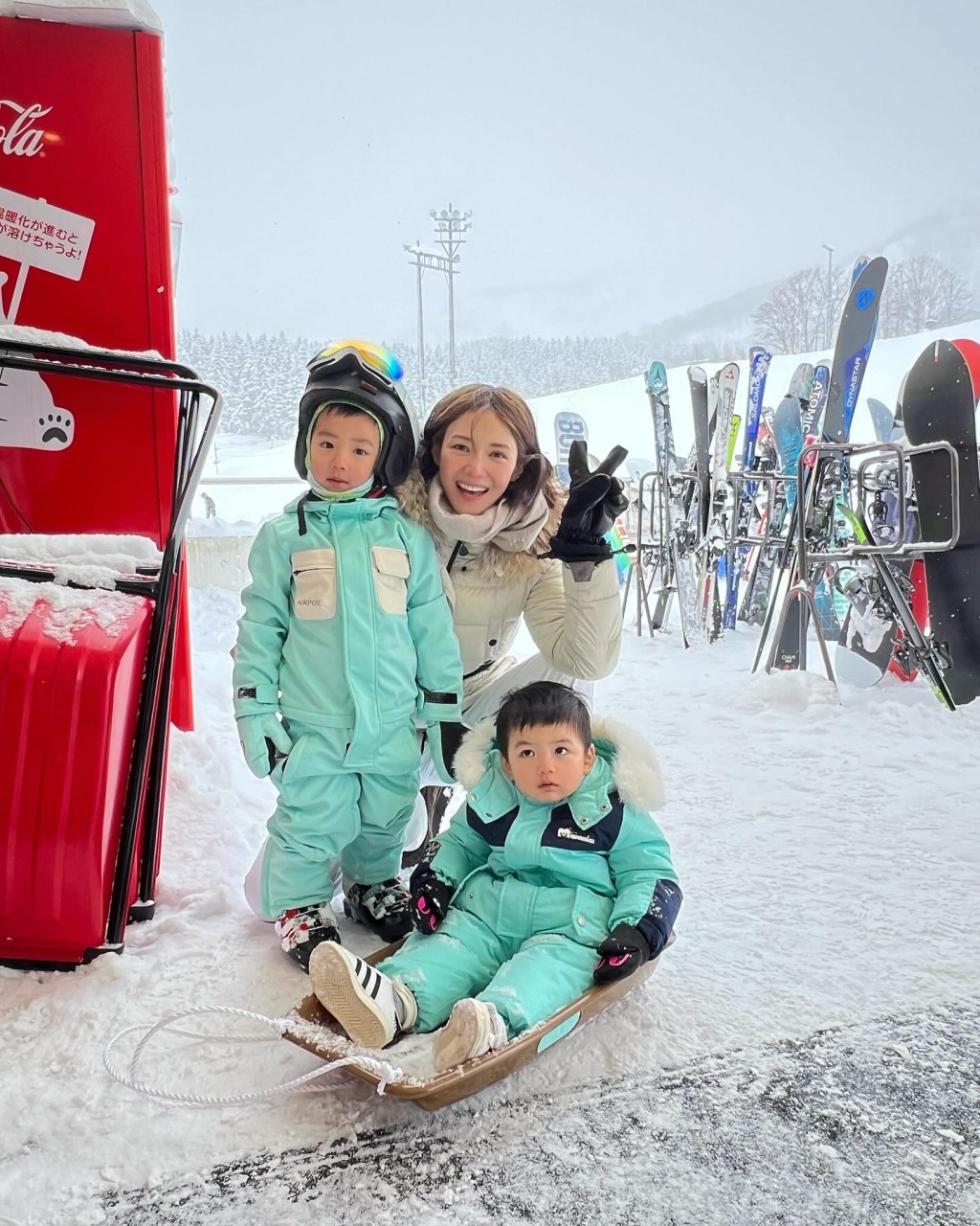 倪晨曦早前带两子去日本滑雪。