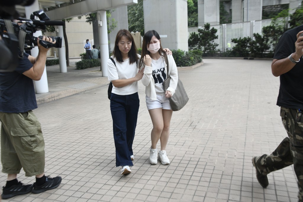工業傷亡權益會總幹事蕭倩文(左)陪同死者家屬認屍。 工業傷亡權益會總幹事蕭倩文(左)陪同死者家屬認屍。