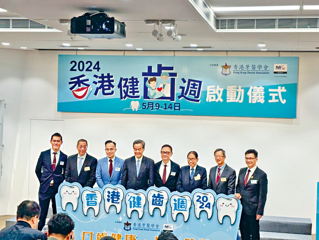 牙醫學會會長陳超余（右四）指，相信人手短缺問題可在2、3年後通過自然調節解決。