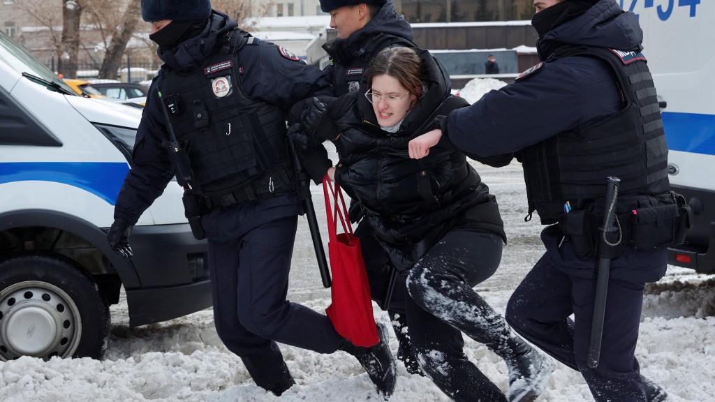 在莫斯科的纳瓦尔尼悼念活动，一名女子被拖走。 路透社