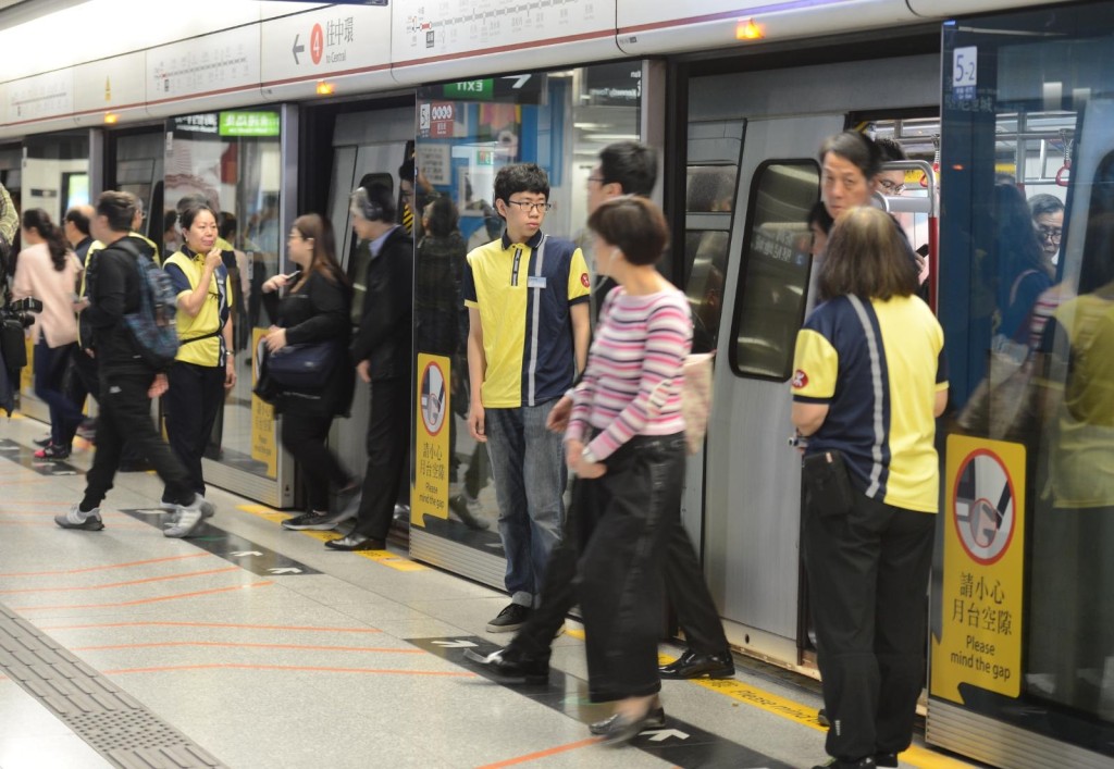 港鐵加派人手。