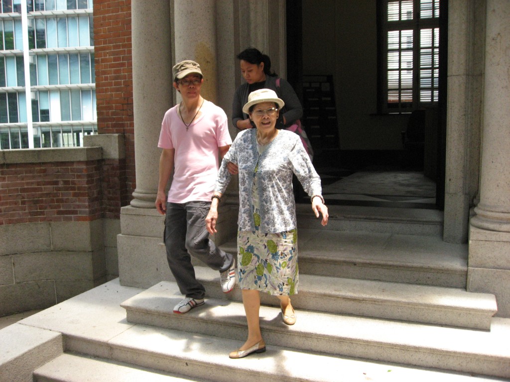 梅媽2011年被終審法院裁定敗訴，其後又與梅啟明在中環匯豐銀行開記者會聲討。
