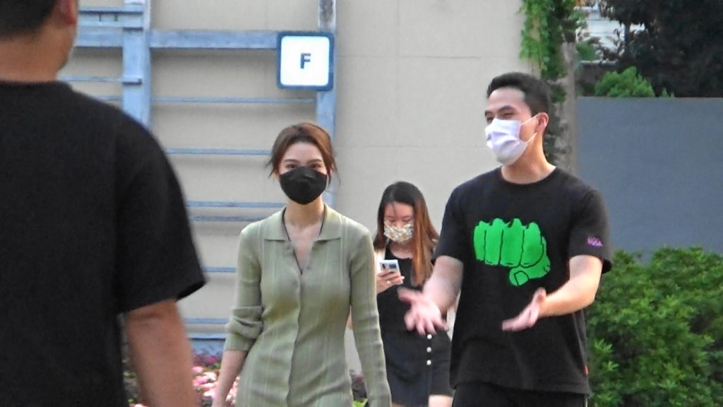 猷啟在維園內都放下戒心,手舞足蹈同Alice不停講嘢,應該忍咗好耐。