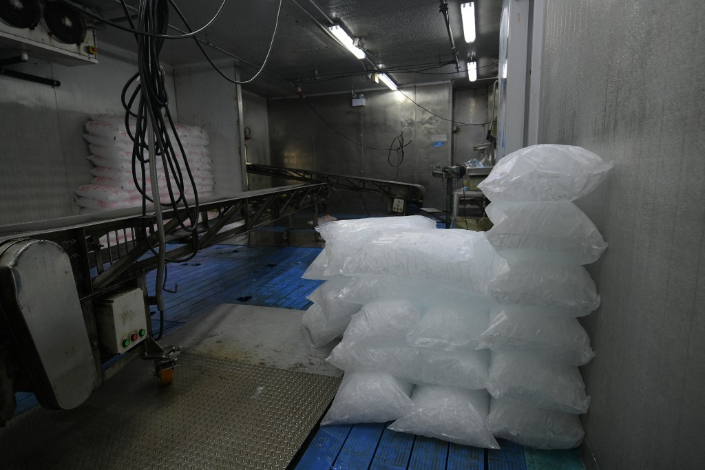 廠房每日為本港製造800噸冰。