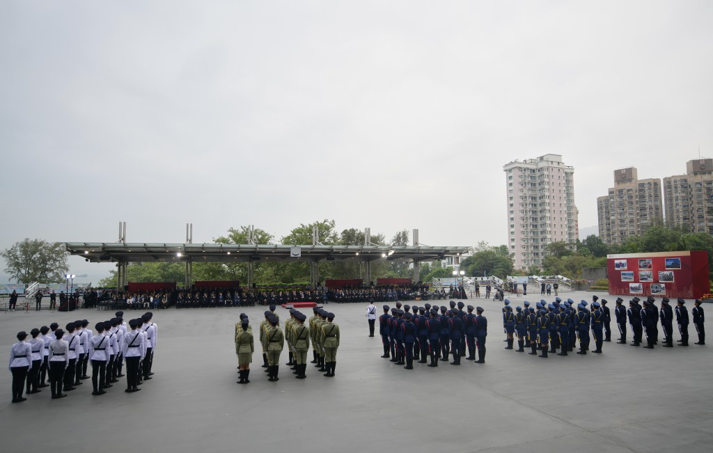 保安局带领纪律部队举行升旗仪式。（欧乐年摄）