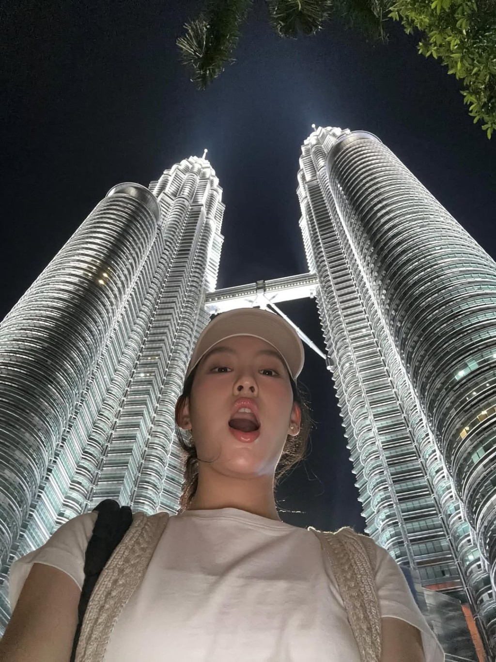 炎明熹搞出搞怪Pose。 炎明熹搞出搞怪Pose。