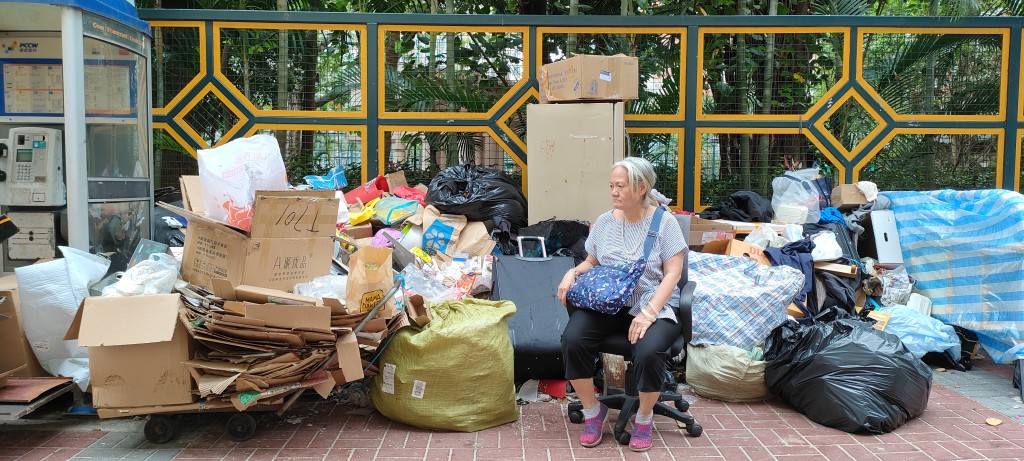 63歲霞姐因婚姻不幸及子女關係不和睦，患上囤積症，一度流落街頭收集紙皮、膠樽、膠箱維生。(莫家文攝)